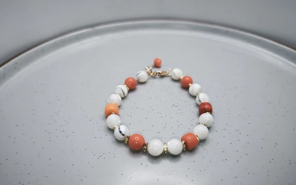 Браслет из коралла с перламутром