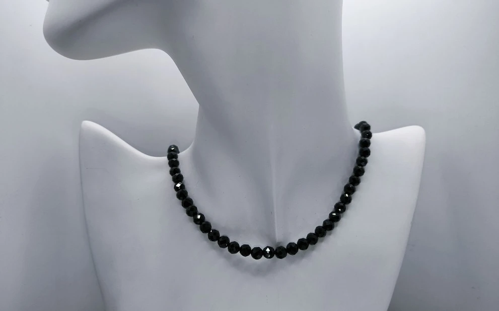 Бусы из черного турмалина-шерла