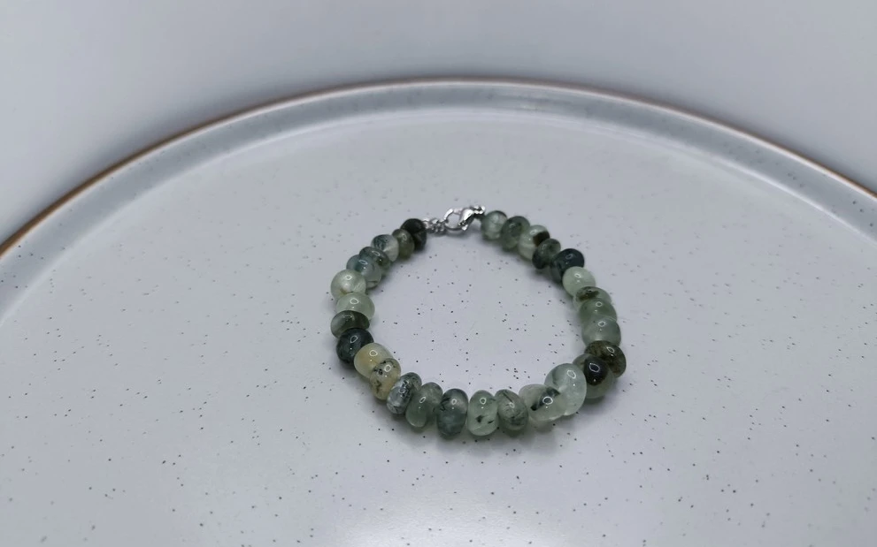 Браслет из пренита