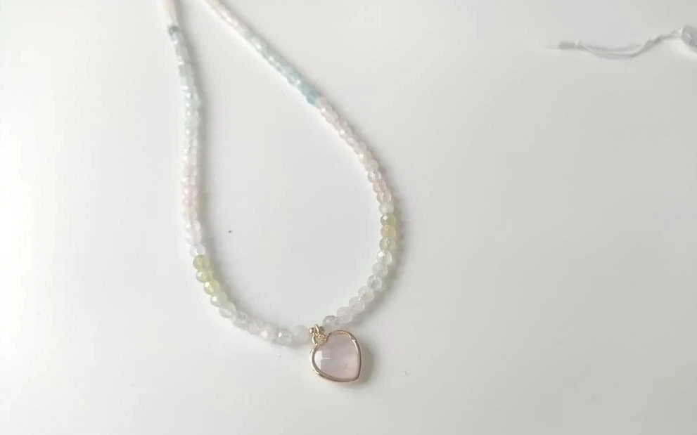 Бусы из берилла с подвеской