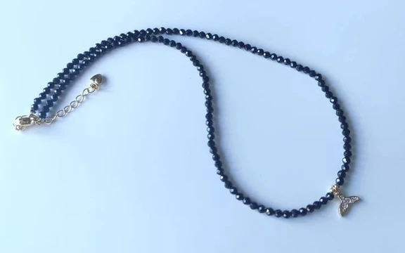 Бусы из шпинели с подвеской