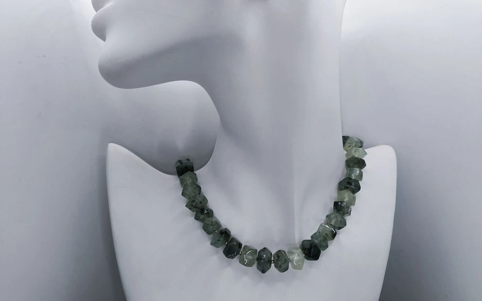 Бусы из пренита