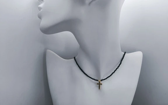 Бусы из шпинели с подвеской крест