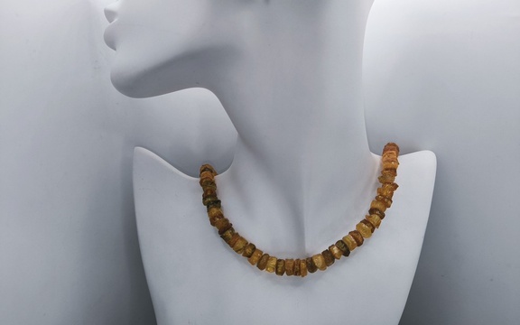 Бусы из необработанного янтаря