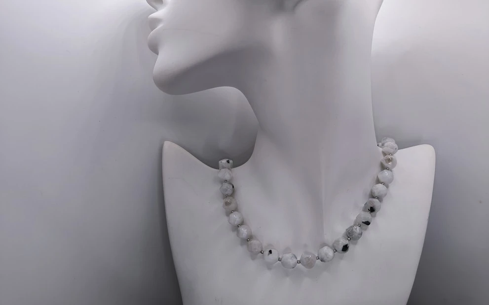 Бусы из лунного камня