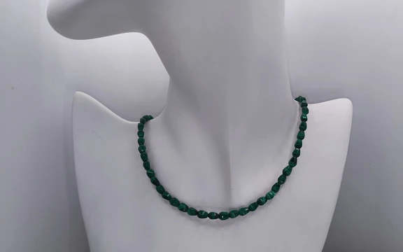 Бусы из малахита