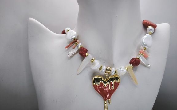 Бусы с кораллом и перламутром