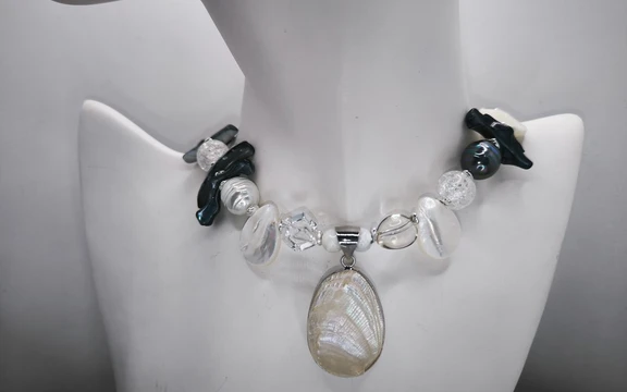 Бусы с перламутром и горным хрусталем