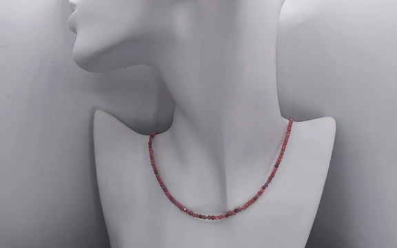 Бусы из родонита