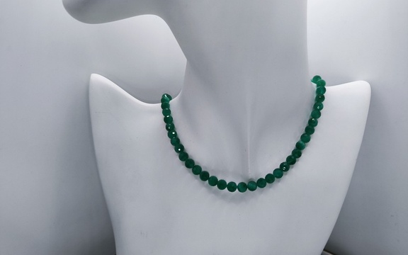 Бусы из хризопраза