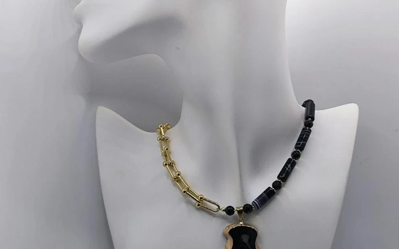 Бусы из агата с подвеской