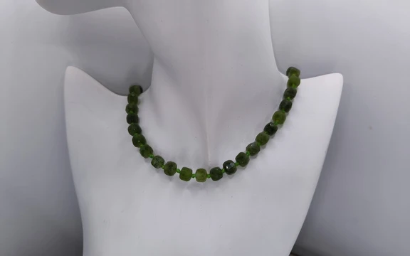 Бусы из нефрита ар-6