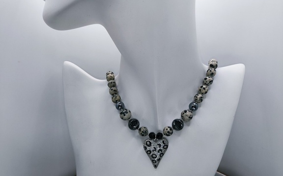 Бусы из далматиновой яшмы