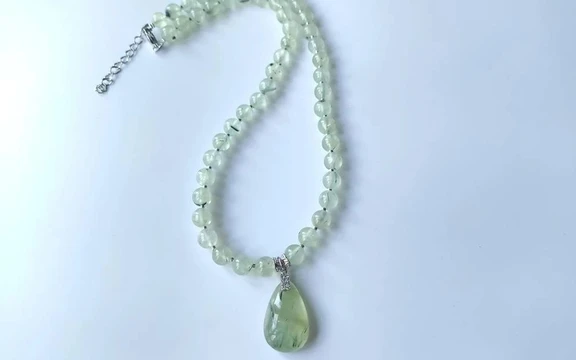 Бусы из пренита