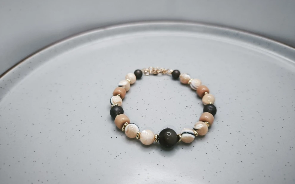 Браслет из коралла с перламутром ар-2