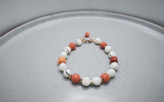 Браслет из коралла с перламутром